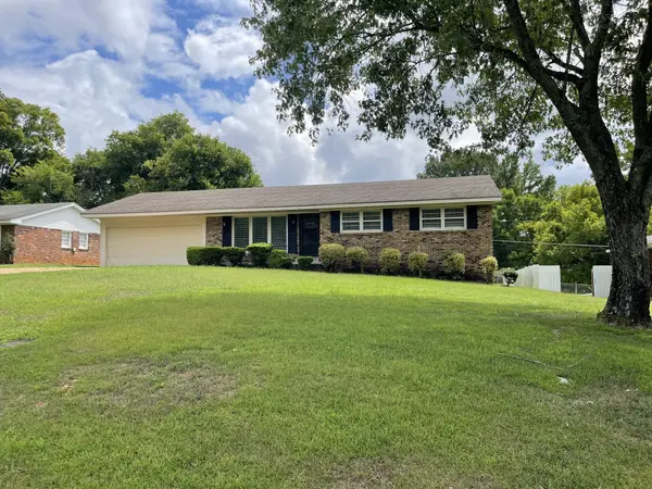421 E Lakeside Dr #E, Florence, AL 35630