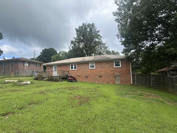122 E James St, Collinwood, TN 38450