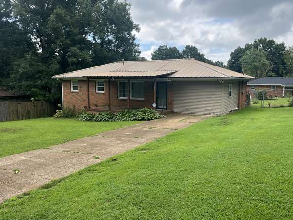 122 E James St, Collinwood, TN 38450