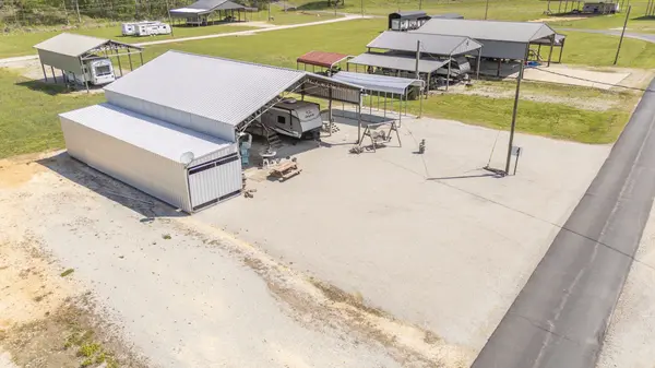 1008 Wc Pickett, Clifton, TN 38425