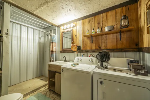 1008 Wc Pickett, Clifton, TN 38425