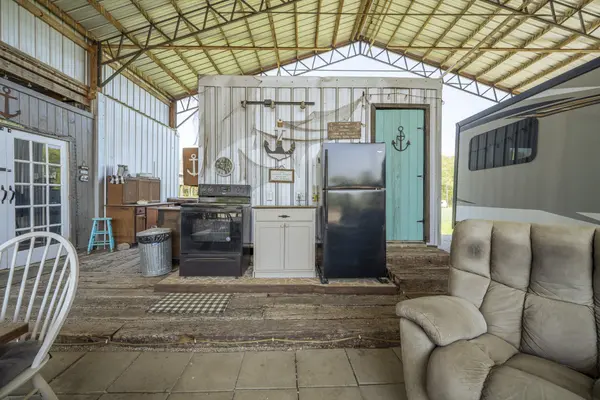 1008 Wc Pickett, Clifton, TN 38425