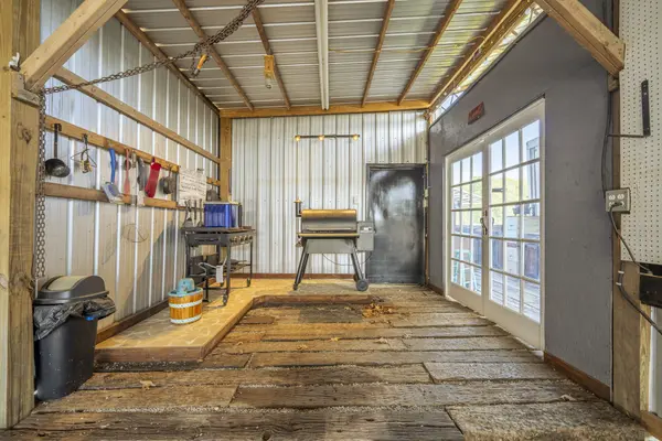 1008 Wc Pickett, Clifton, TN 38425