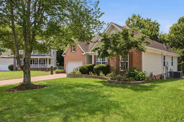 1042 Watauga Ct, Thompsons Station, TN 37179