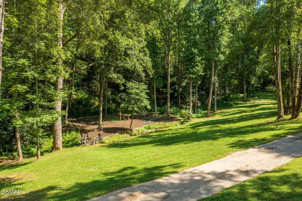 2050 E Millers Cove Road, Walland, TN 37886
