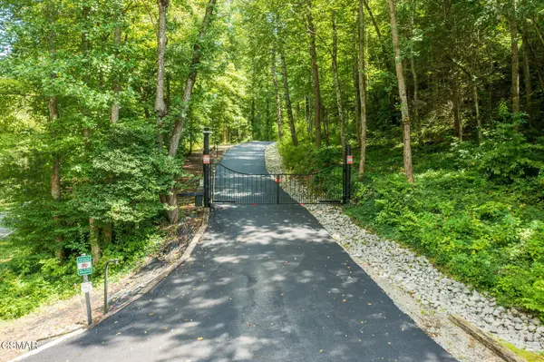2050 E Millers Cove Road, Walland, TN 37886