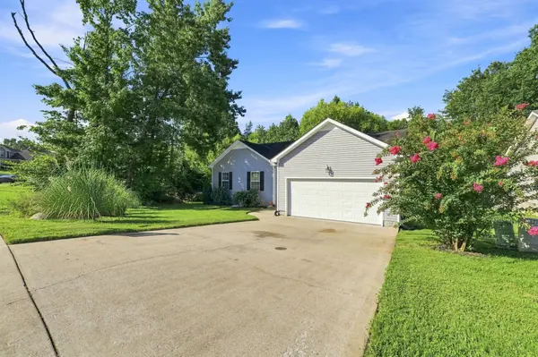 1672 Parkside Dr, Clarksville, TN 37042