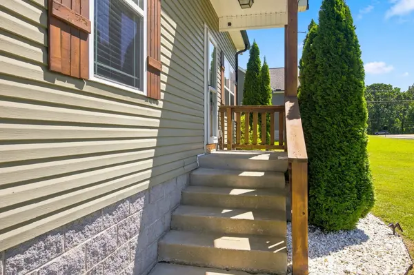 1204 Redden Ln, Burns, TN 37029