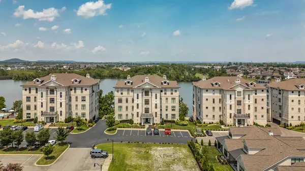 1024 Club View Dr #E203, Gallatin, TN 37066