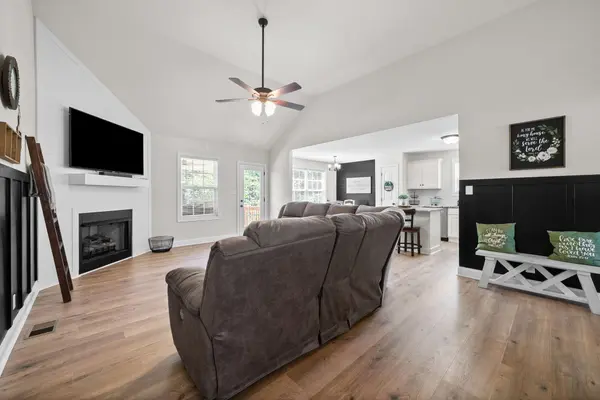 1064 Charles Thomas Dr, Clarksville, TN 37042