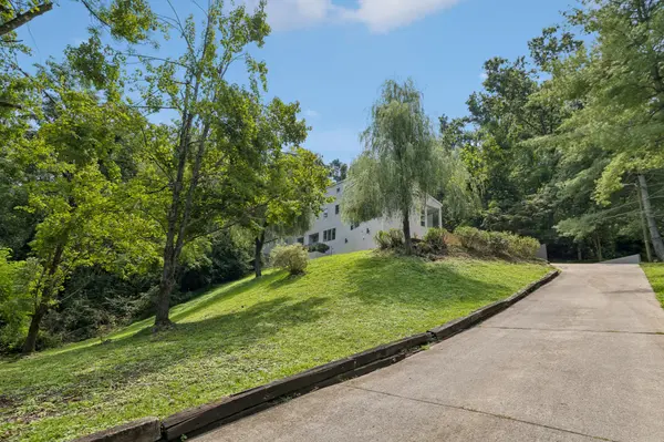 6633 Ellesmere Rd, Nashville, TN 37205