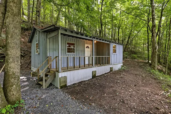 225 Coys Cove Ln, Gainesboro, TN 38562