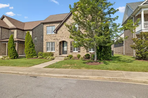 1082 N McMahan Dr, Gallatin, TN 37066