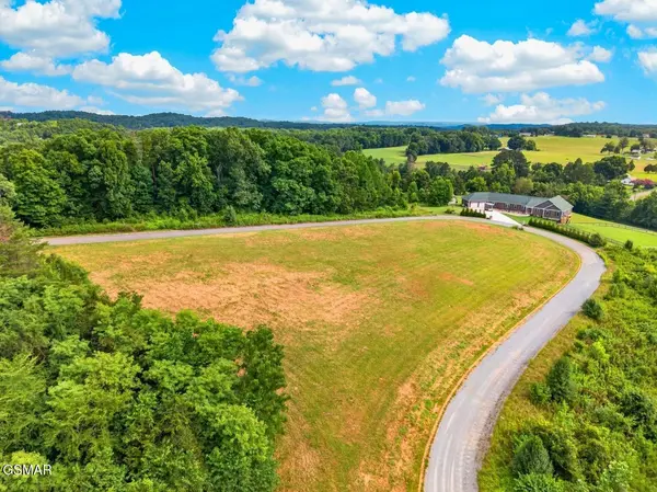 18 Woodland Creek Road, Dandridge, TN 37725