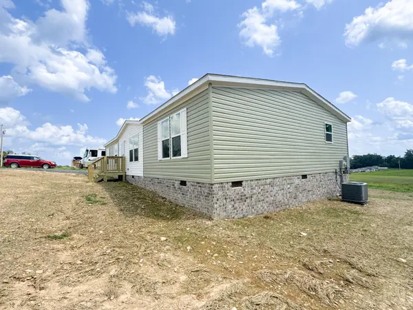 923 White Springs Rd, Lafayette, TN 37083