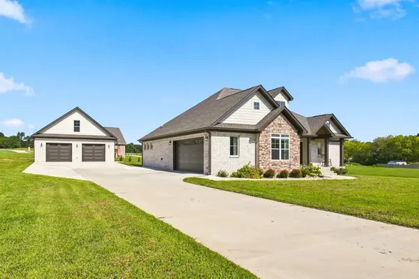 114 Hurst Dr, Leoma, TN 38468