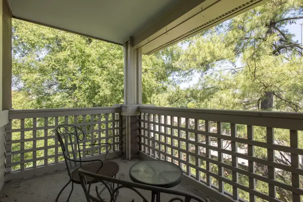 282 Hillsboro Pl, Nashville, TN 37215