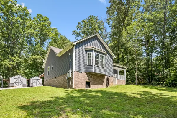 1004 Johnston Dr, White Bluff, TN 37187