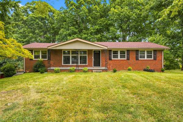1302 Ellington Dr, Lafayette, TN 37083
