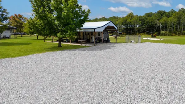 1020 WC Pickett, Clifton, TN 38425