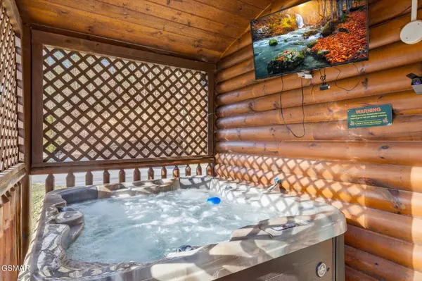 625 Gatlinburg Falls Way, Gatlinburg, TN 37738