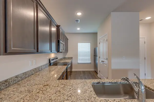 2559 Queen Bee Dr, Columbia, TN 38401