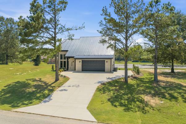 325 Golfview Ln, Decaturville, TN 38329