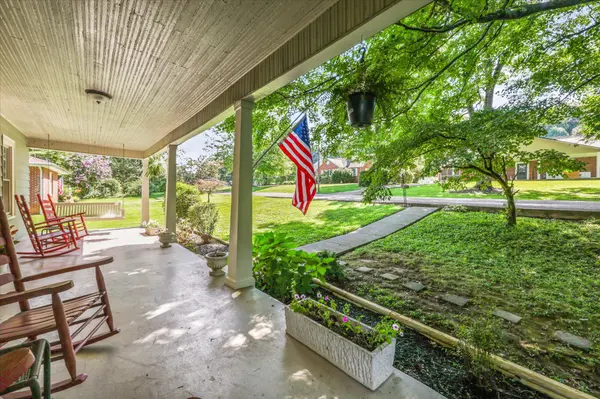 8 W Farrell St, Niota, TN 37826