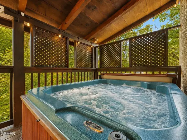 952 Iron Mtn Road, Pigeon Forge, TN 37863