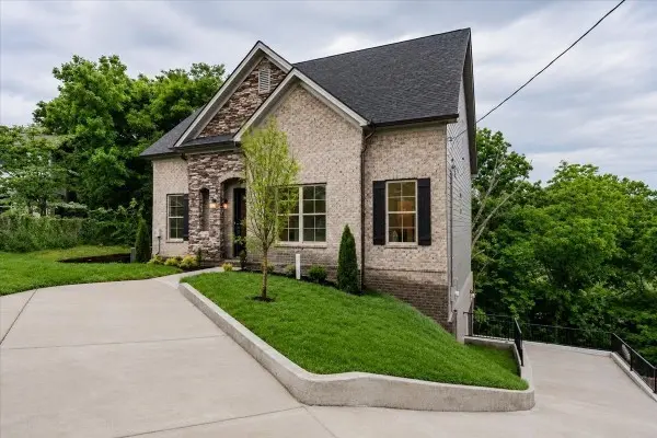 701 Harpeth Knoll Ct, Nashville, TN 37221