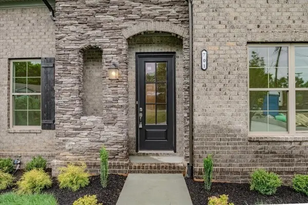 701 Harpeth Knoll Ct, Nashville, TN 37221