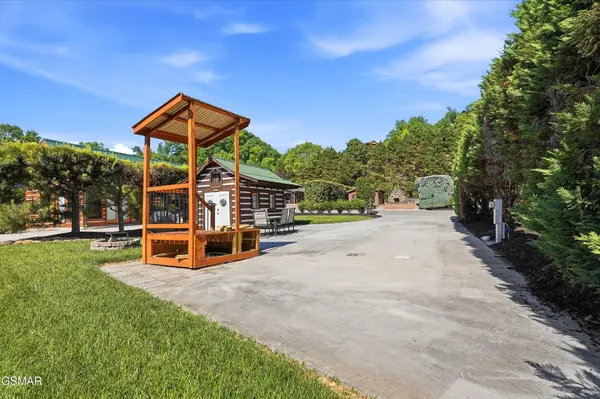 1908 Lizi Loop Way, Sevierville, TN 37862