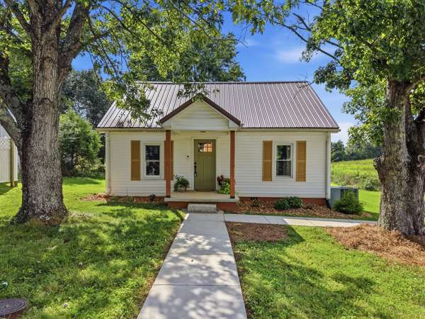 206 Slash Ln, Sparta, TN 38583