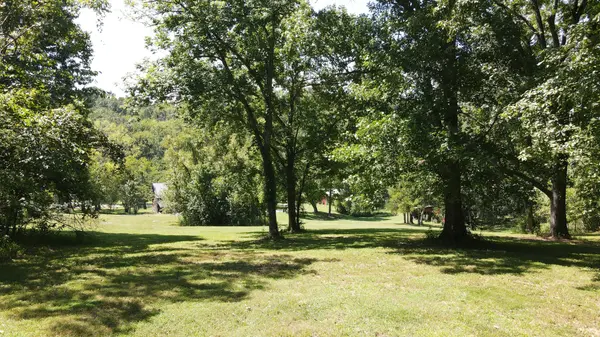 648 Cummings Ln, Cottontown, TN 37048