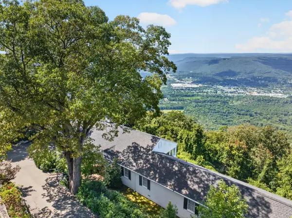 424 W Brow Road, Lookout Mountain, TN 37350