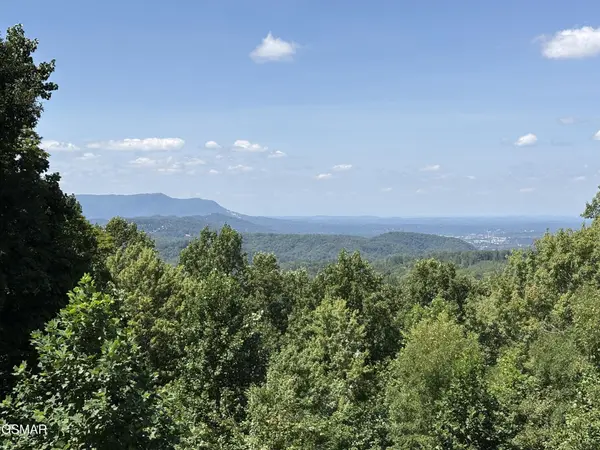 827 Kings Way, Gatlinburg, TN 37738