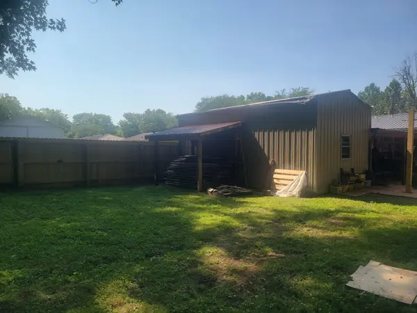 606 Franklin Dr, Paris, TN 38242