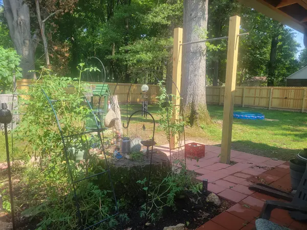 606 Franklin Dr, Paris, TN 38242