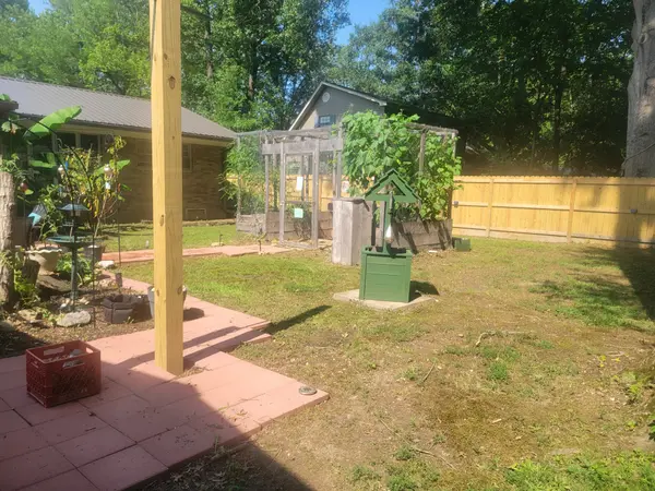 606 Franklin Dr, Paris, TN 38242