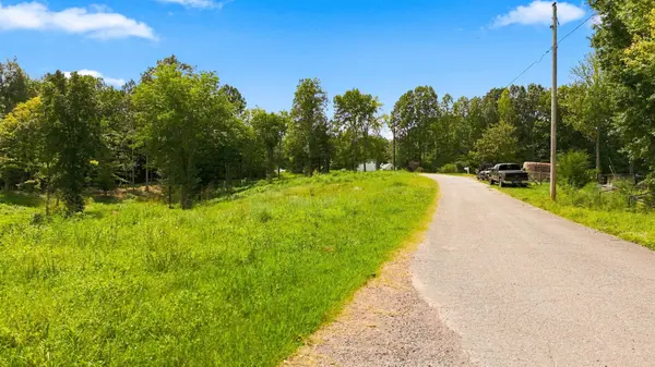 1086 Red Oak Road, Charlotte, TN 37036
