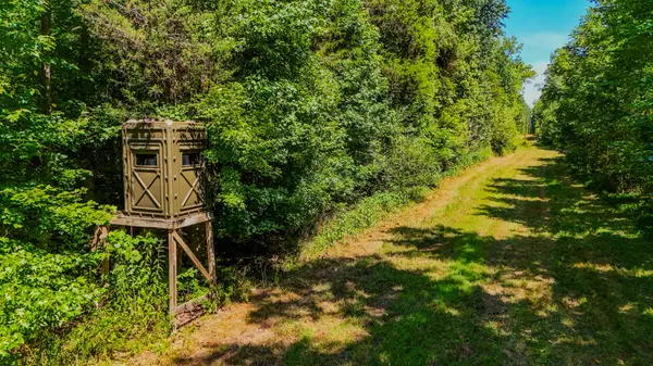 2195 Whiteoak Rd #E, Clifton, TN 38425