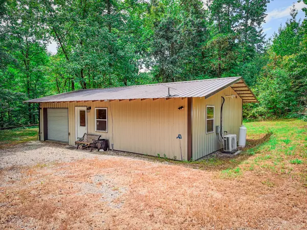 2195 Whiteoak Rd #E, Clifton, TN 38425