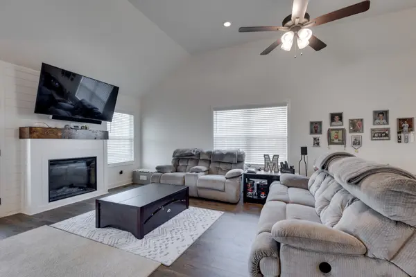 1368 Harmon Ln, Clarksville, TN 37042