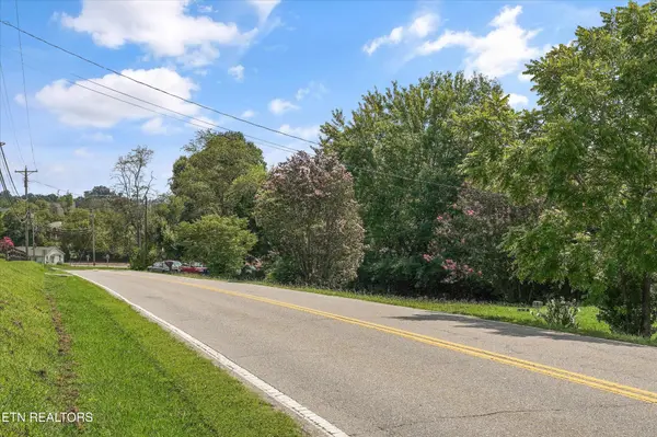 1229 W Hunt Rd, Maryville, TN 37801
