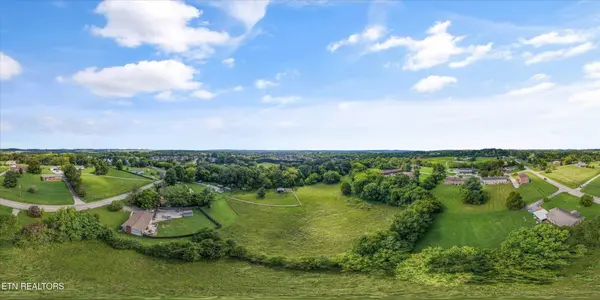 1229 W Hunt Rd, Maryville, TN 37801