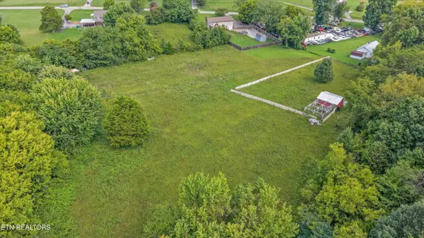 1229 W Hunt Rd, Maryville, TN 37801
