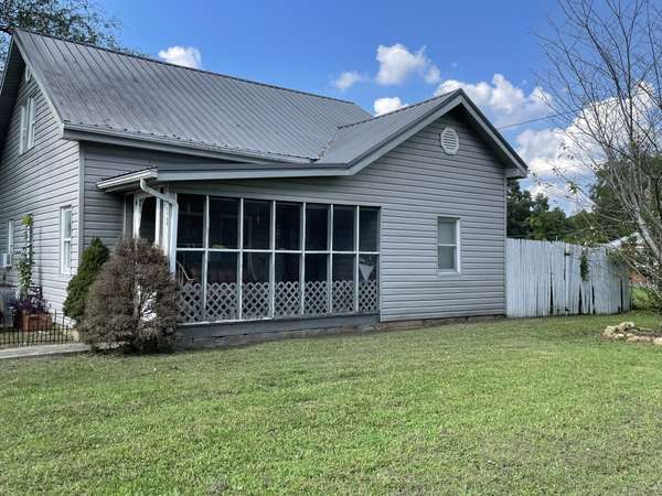 129 E Athens St, Englewood, TN 37329