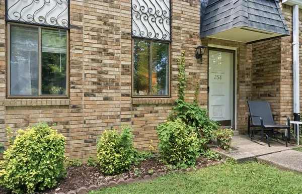 258 Lake Chateau Dr, Hermitage, TN 37076