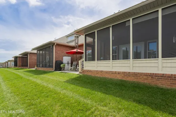 986 Meadow Walk Lane, Lenoir City, TN 37772