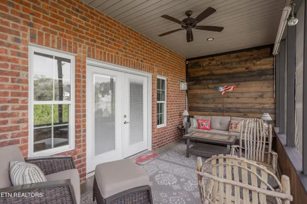 986 Meadow Walk Lane, Lenoir City, TN 37772